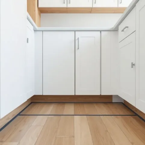 Czy układać panele pod szafkami w kuchni